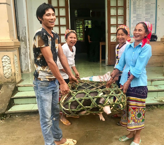 Niềm vui của người dân xã Tam Quang, huyện Tương Dương (Nghệ An) khi nhận lợn giống từ Đồn Biên phòng Tam Quang.